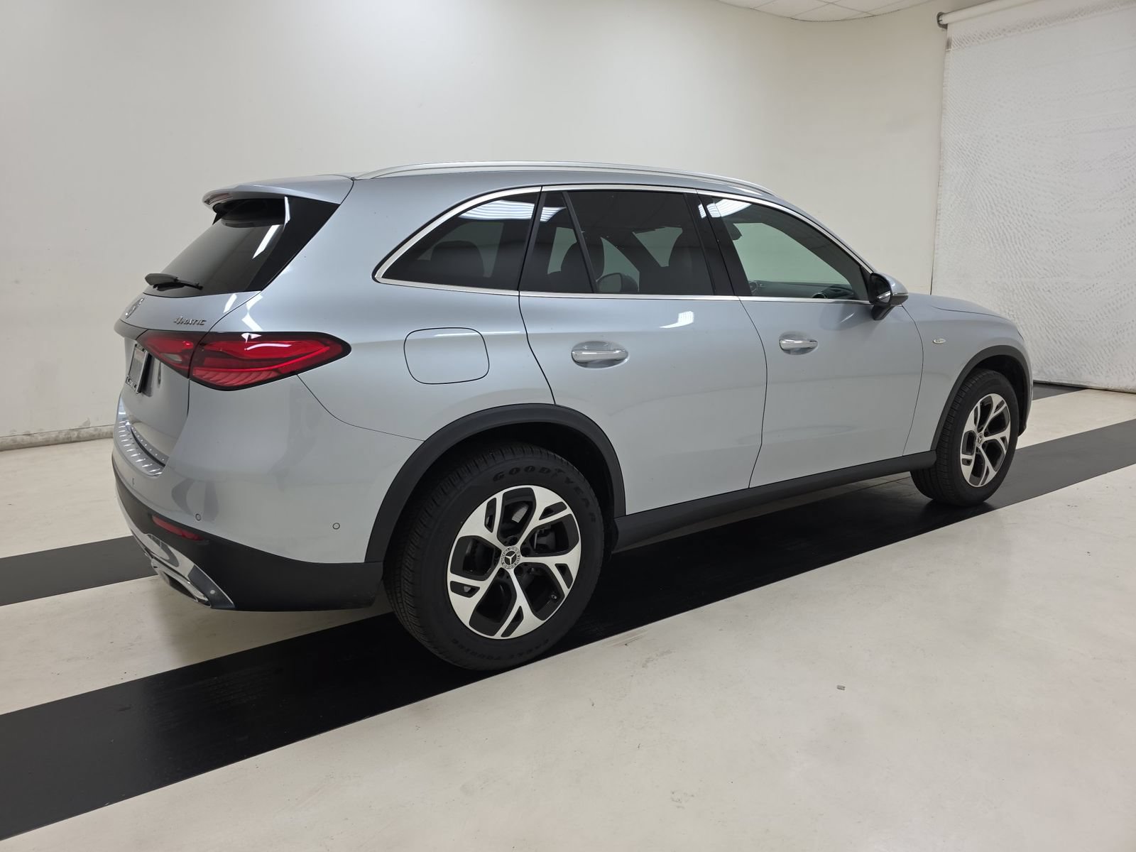 Used 2025 Mercedes-Benz GLC 350e 4MATIC image 6