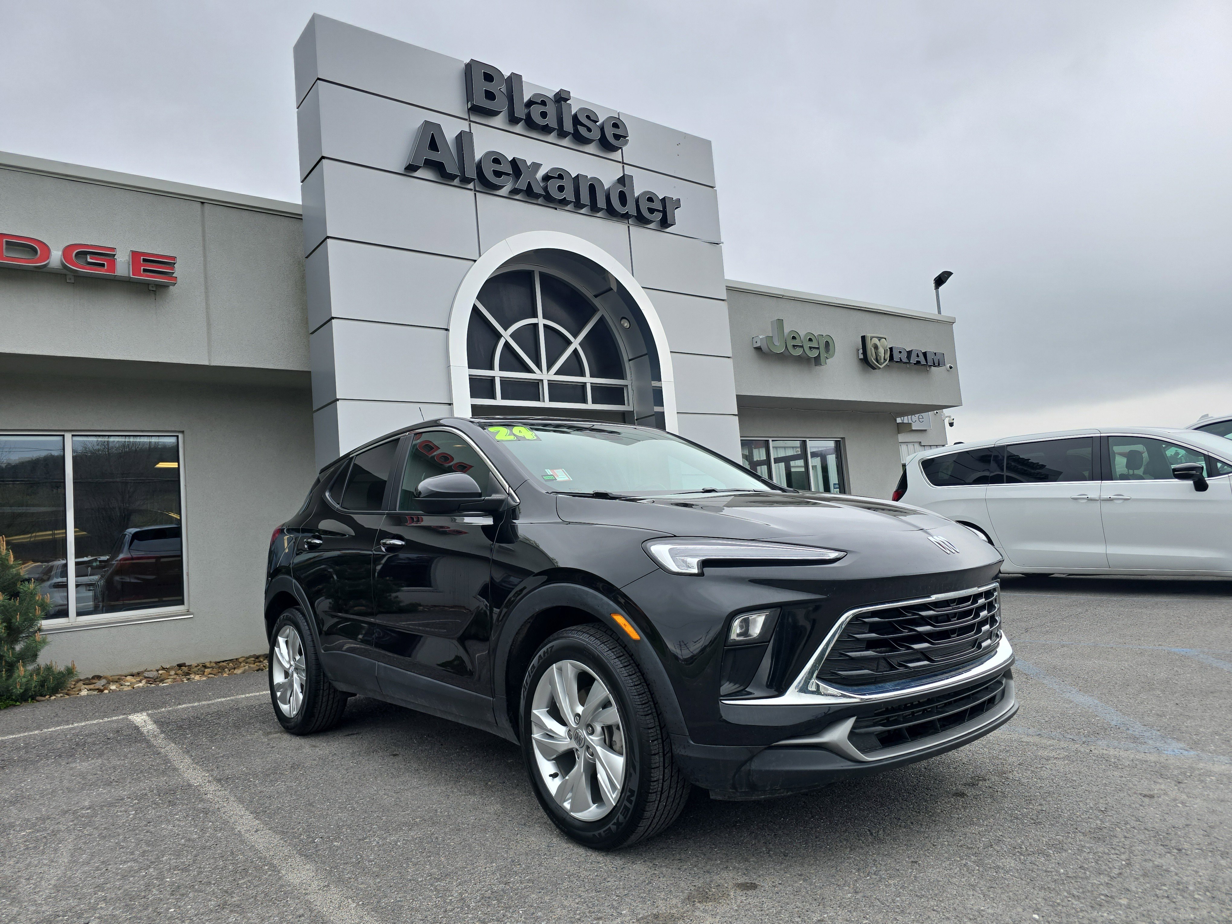 Used 2024 Buick Encore GX Preferred FWD image 1
