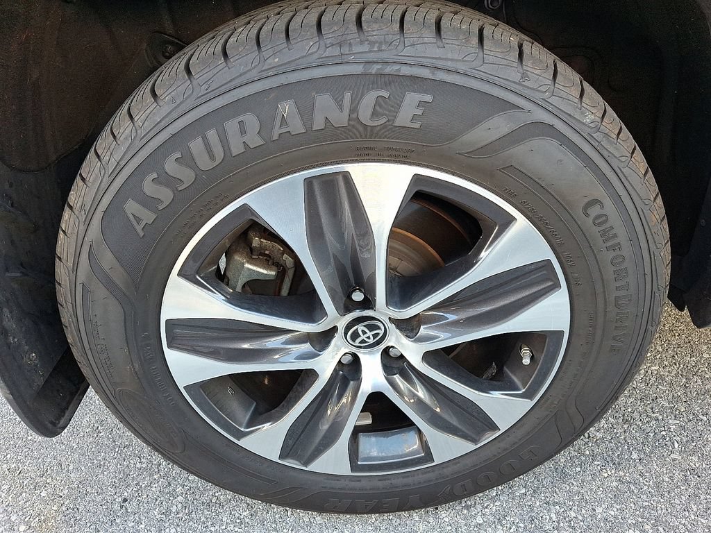 Used 2021 Toyota Highlander XLE AWD/4WD image 7