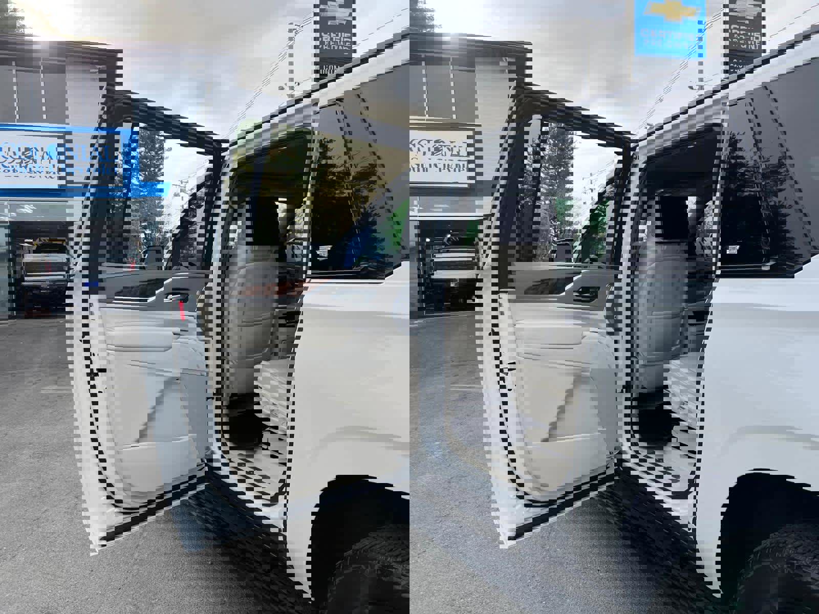 Certified 2024 Cadillac Escalade ESV Sport Platinum w/ LPO, ONYX Package image 33