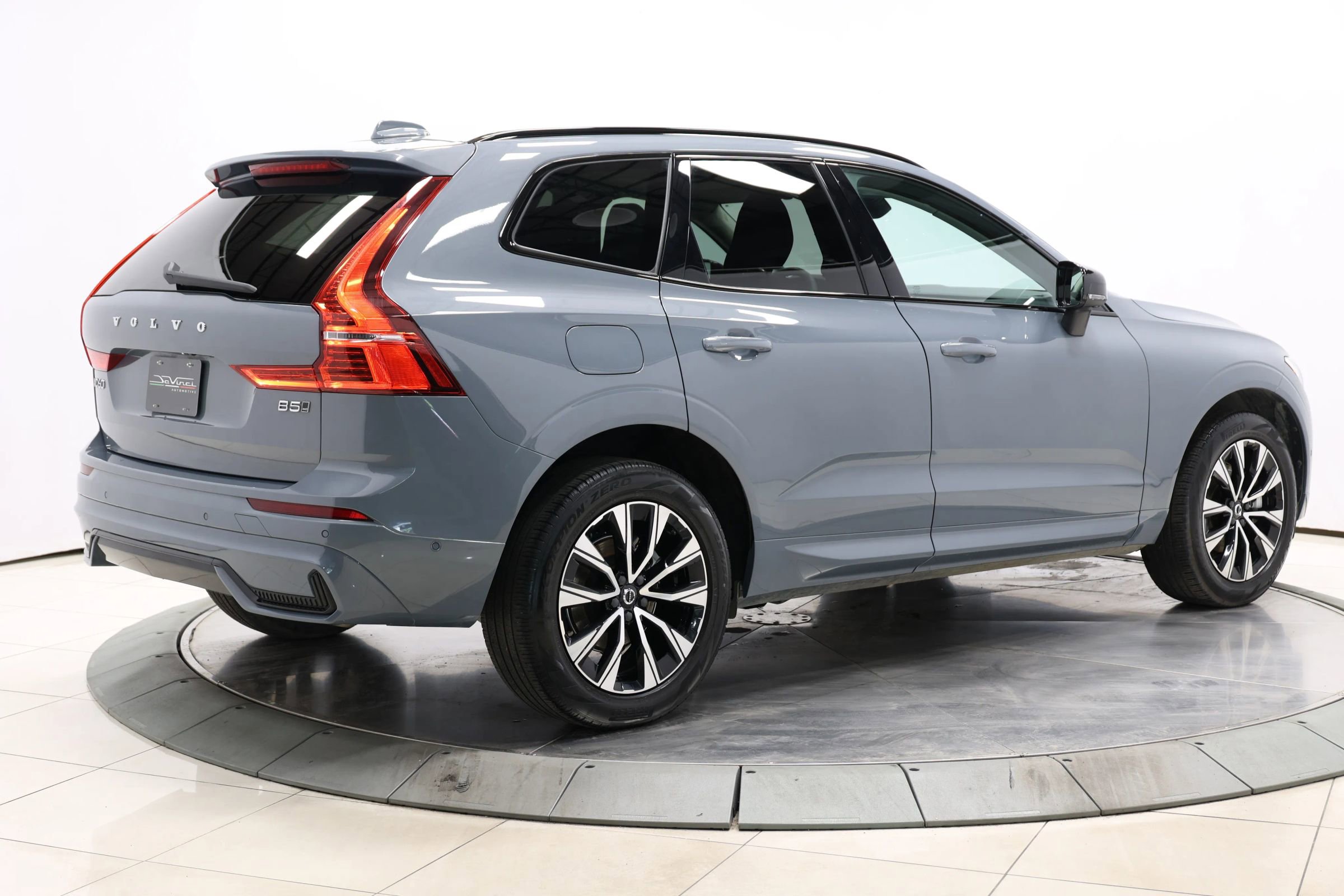 Used 2024 Volvo XC60 B5 Plus AWD/4WD image 4
