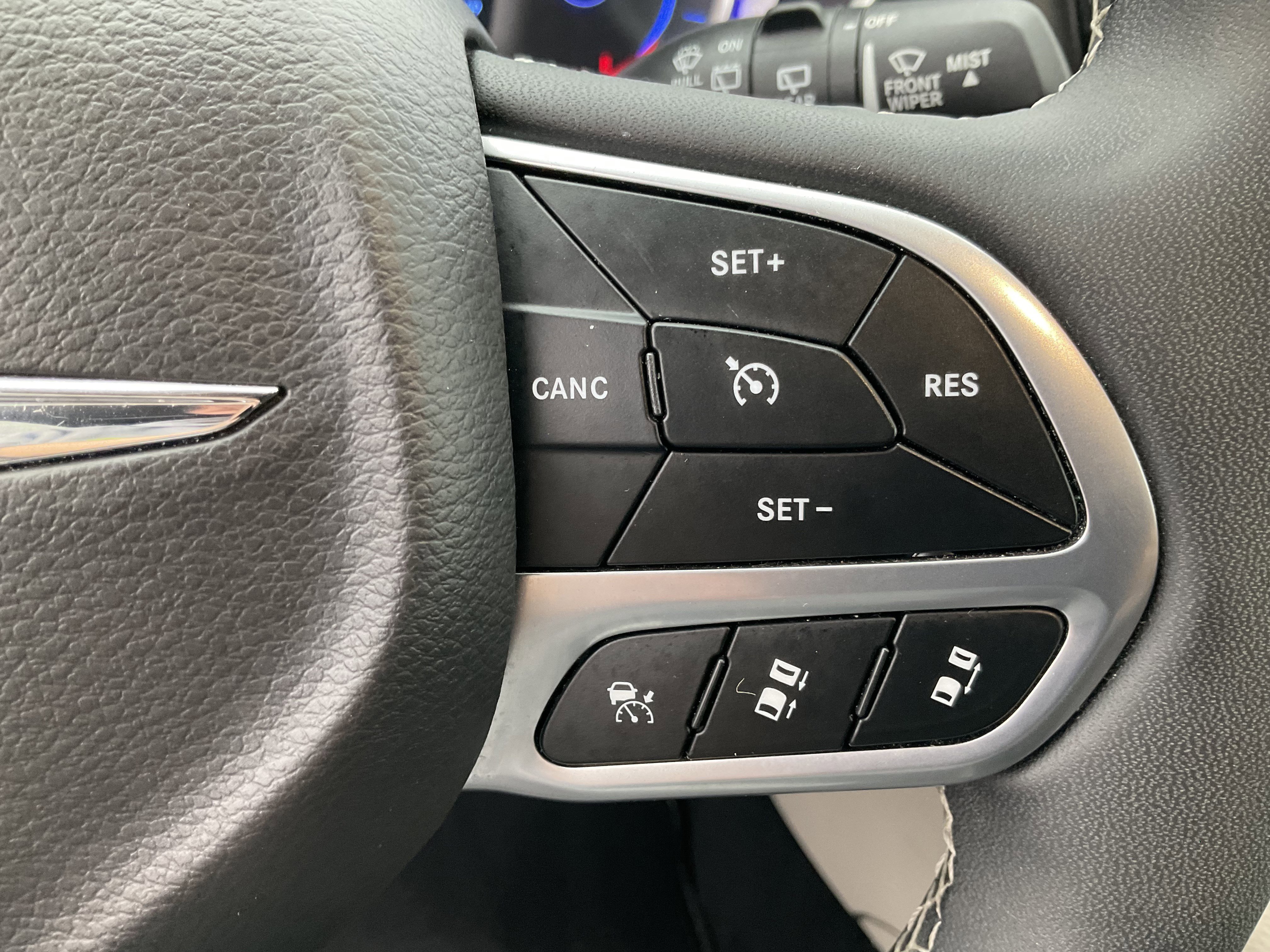 Used 2024 Chrysler Pacifica Select FWD image 36