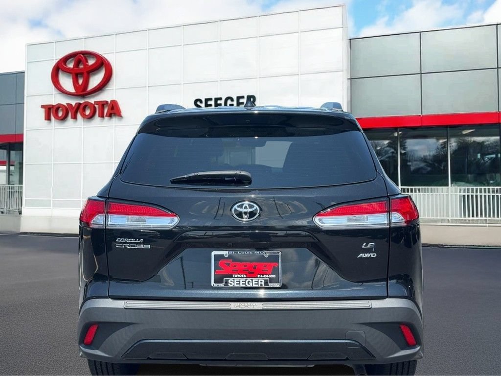 Used 2022 Toyota Corolla Cross LE w/ Moonroof Package AWD/4WD image 5