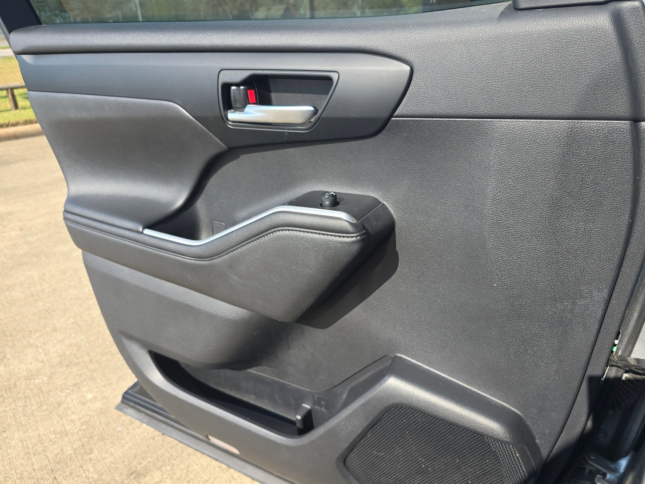 Used 2020 Toyota Highlander XLE image 21