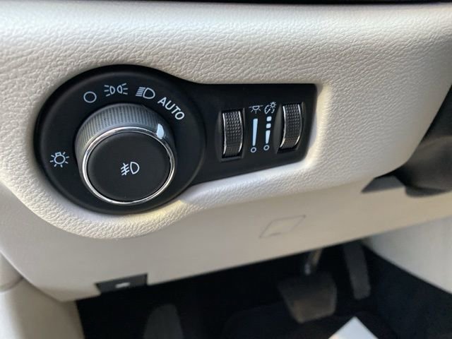 Used 2024 Chrysler Pacifica Touring-L image 18