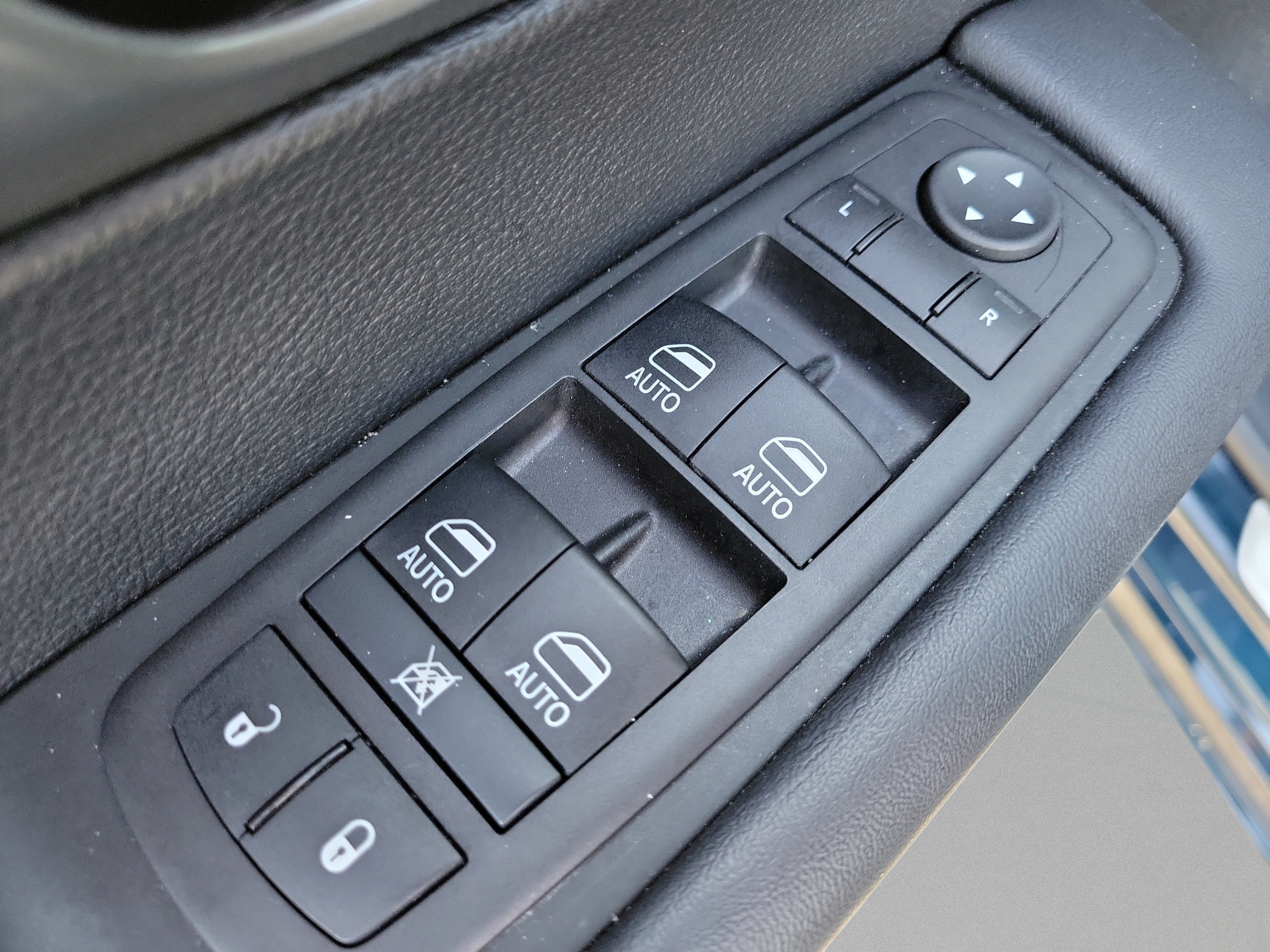 Used 2025 Chrysler Pacifica Select FWD image 16