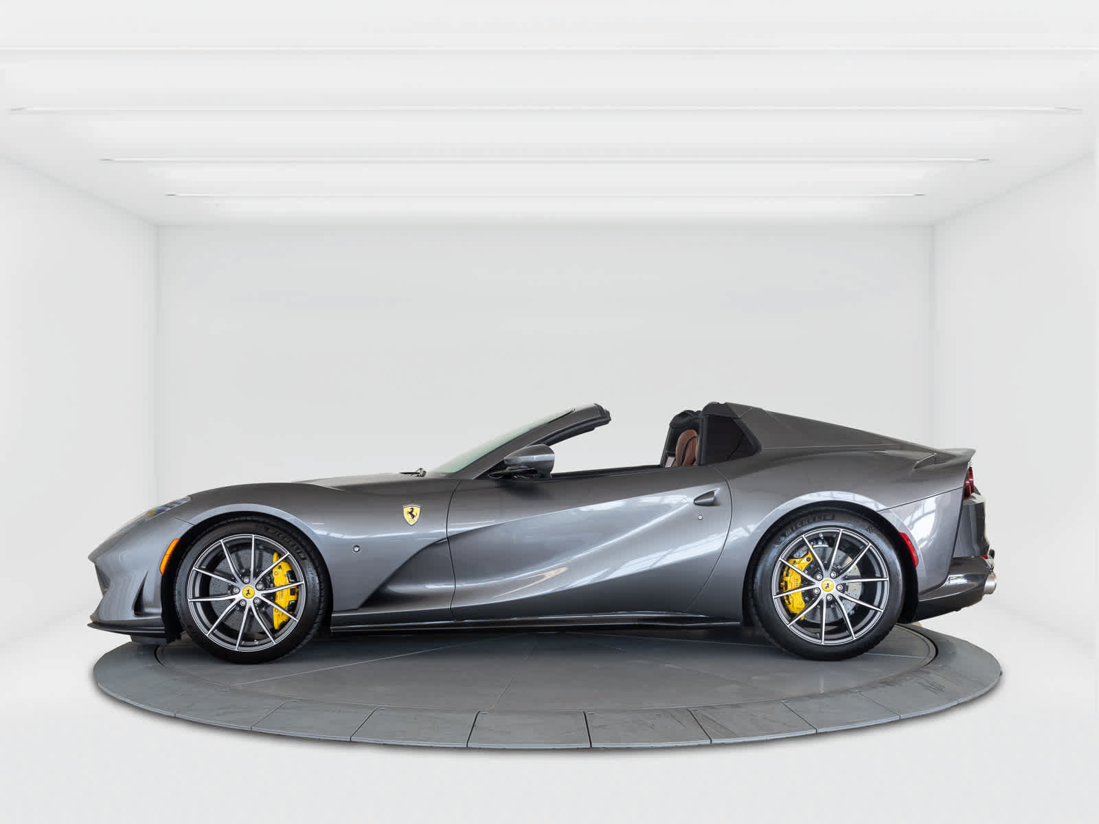 Used 2022 Ferrari 812 GTS RWD image 2