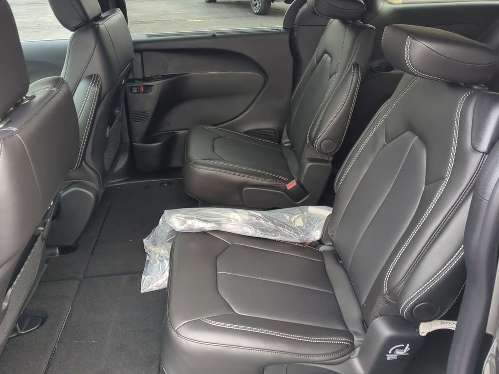 New 2026 Chrysler Pacifica Select image 14