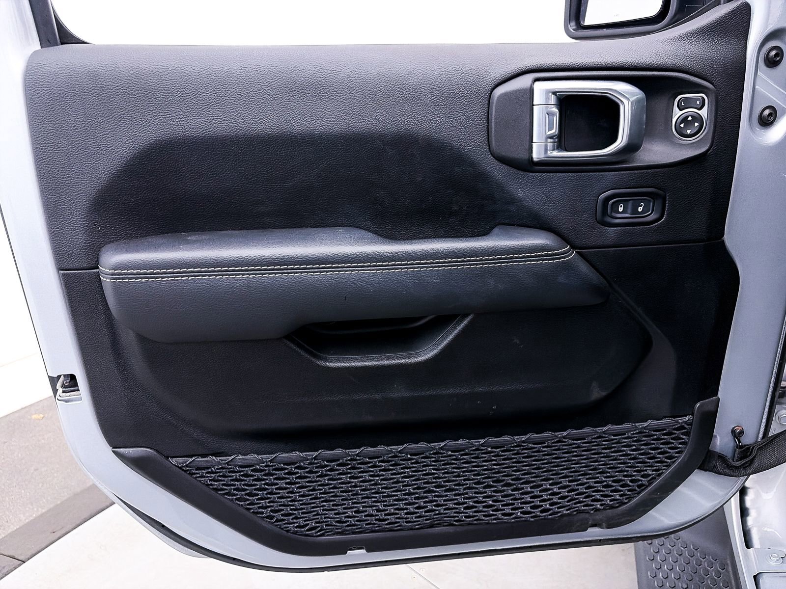 Used 2022 Jeep Wrangler Unlimited Sahara w/ Cold Weather Group image 16