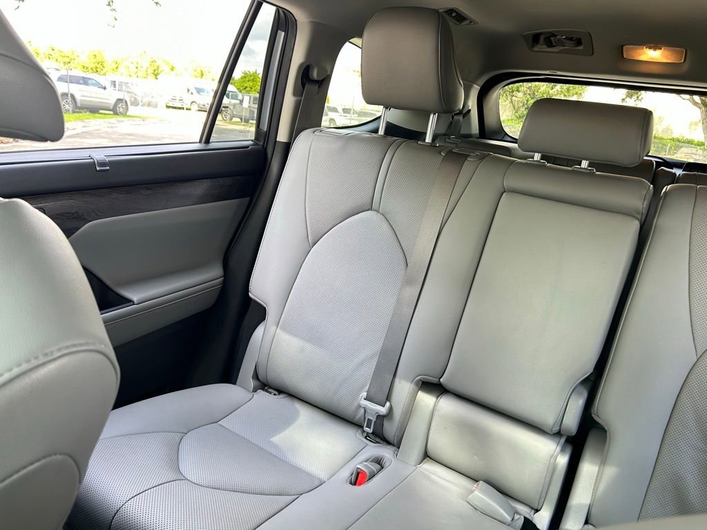 Used 2021 Toyota Highlander Limited image 13