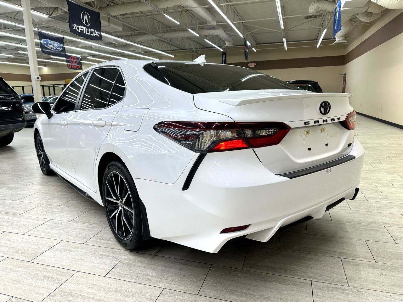 Used 2023 Toyota Camry SE image 9