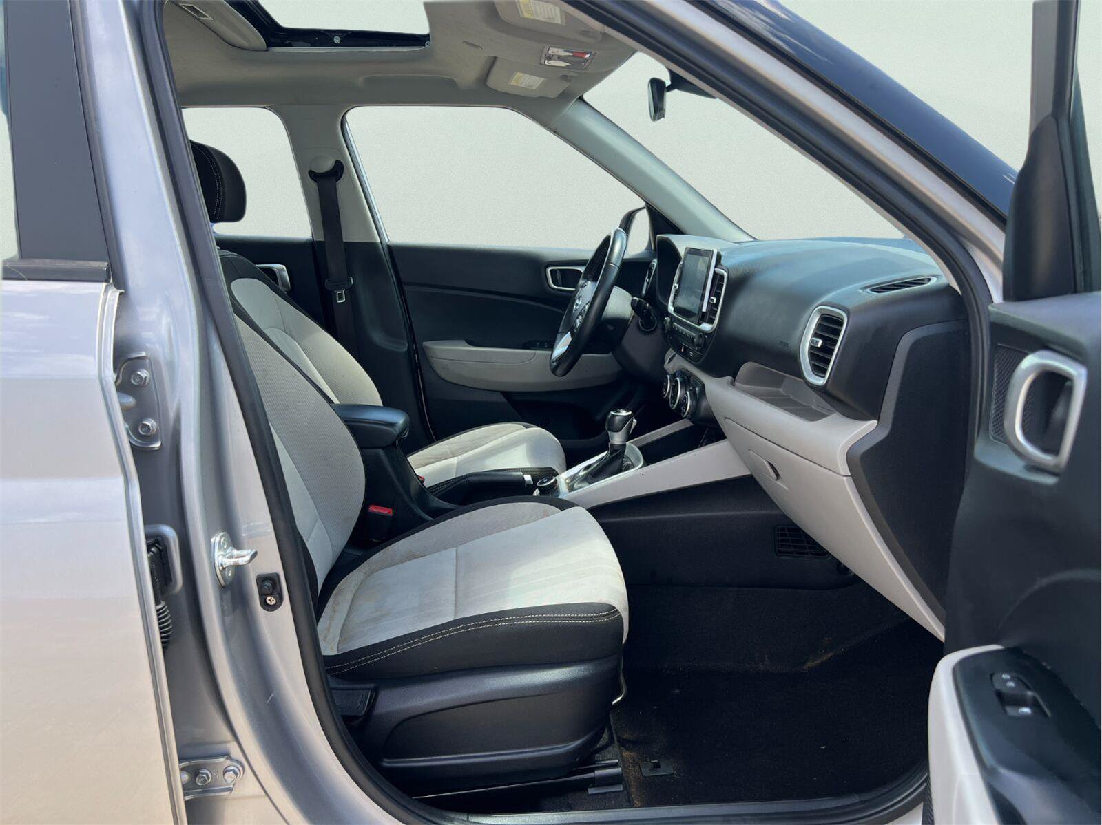 Used 2024 Hyundai Venue SEL FWD image 18