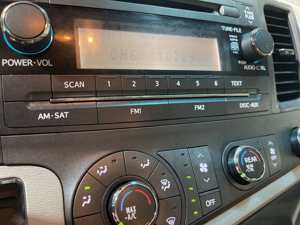 Used 2013 Toyota Sienna L FWD image 27