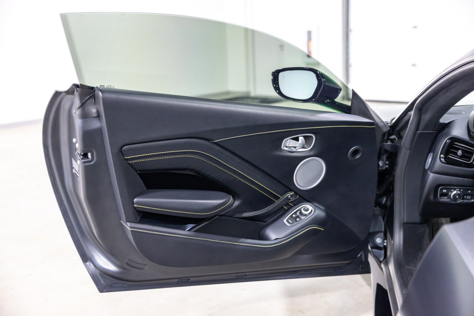 Used 2022 Aston Martin V8 Vantage Coupe RWD image 27