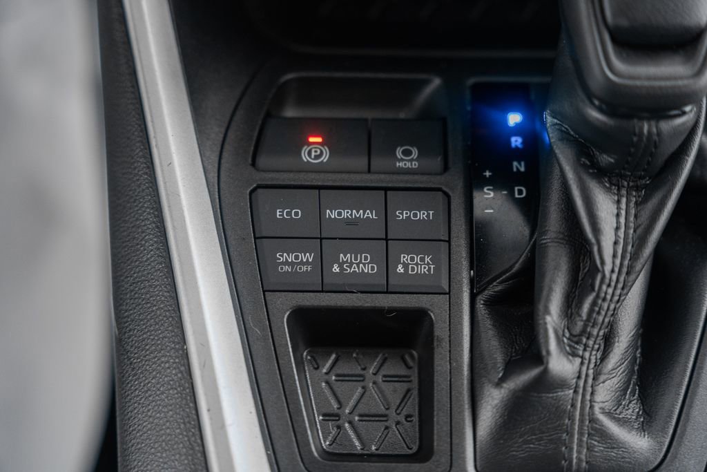 Used 2020 Toyota RAV4 LE image 23