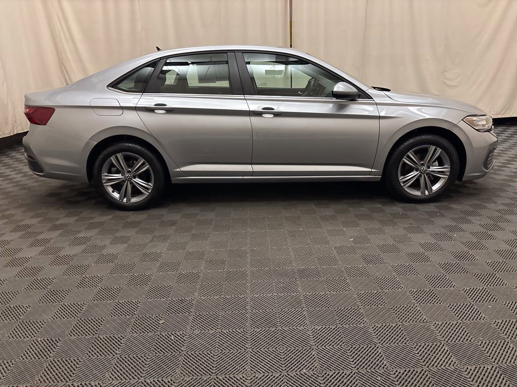 Used 2024 Volkswagen Jetta SE image 4