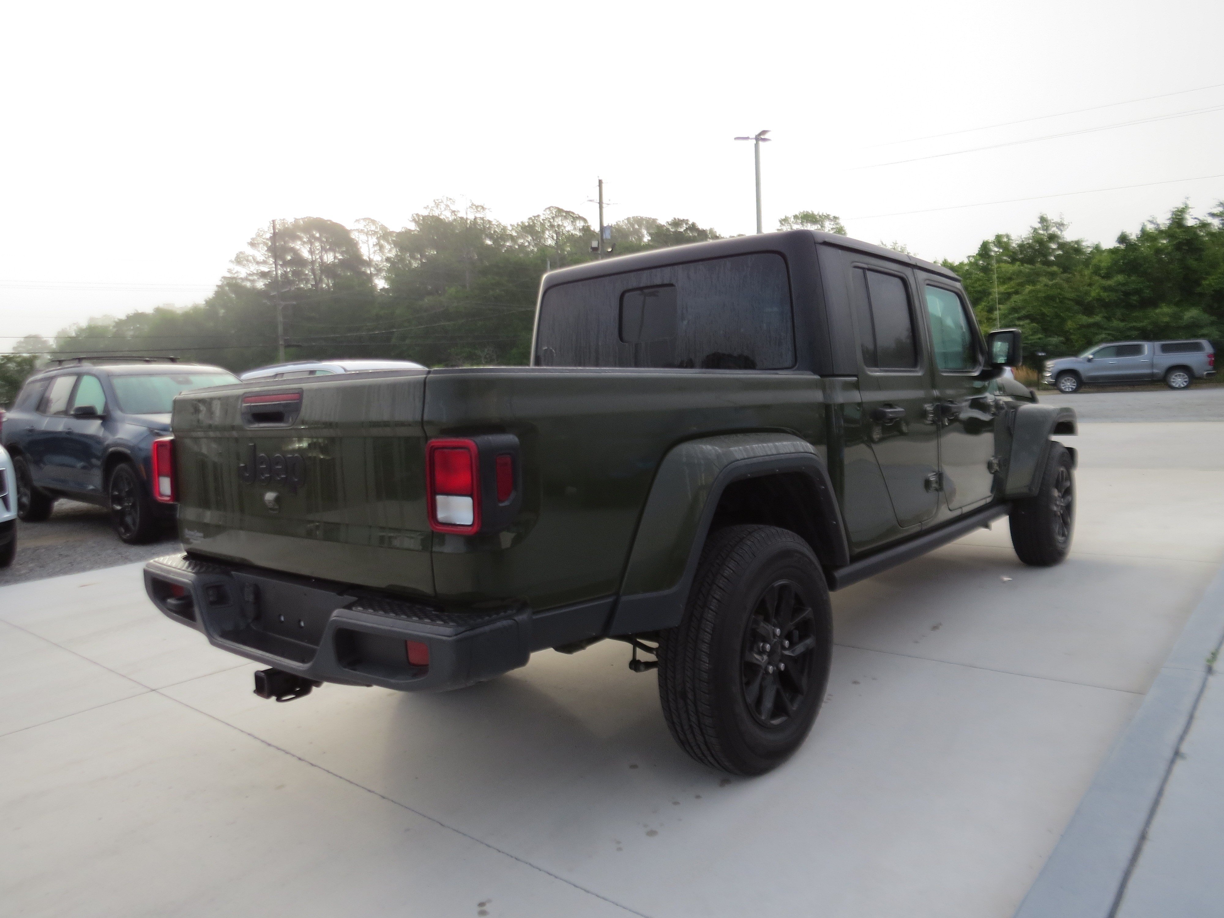 Used 2023 Jeep Gladiator Sport AWD/4WD image 4