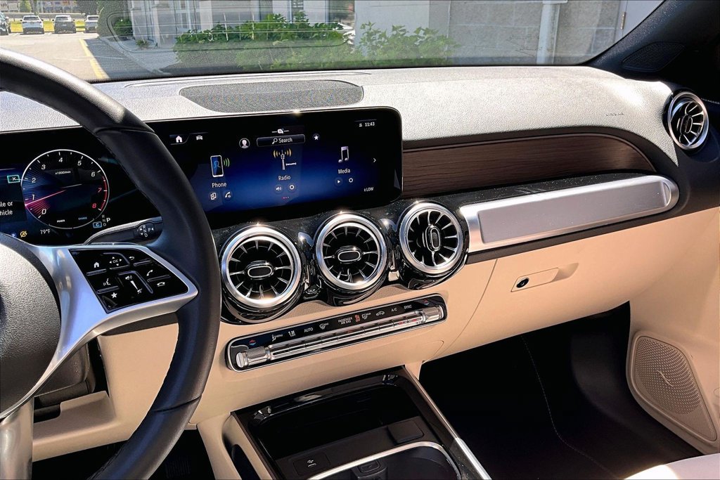 Used 2026 Mercedes-Benz GLB 250 4MATIC image 6