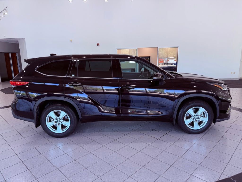 Used 2021 Toyota Highlander L AWD/4WD image 14