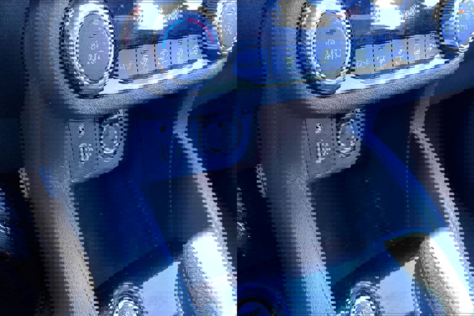 Used 2022 Nissan Versa SR w/ Trunk Package image 31