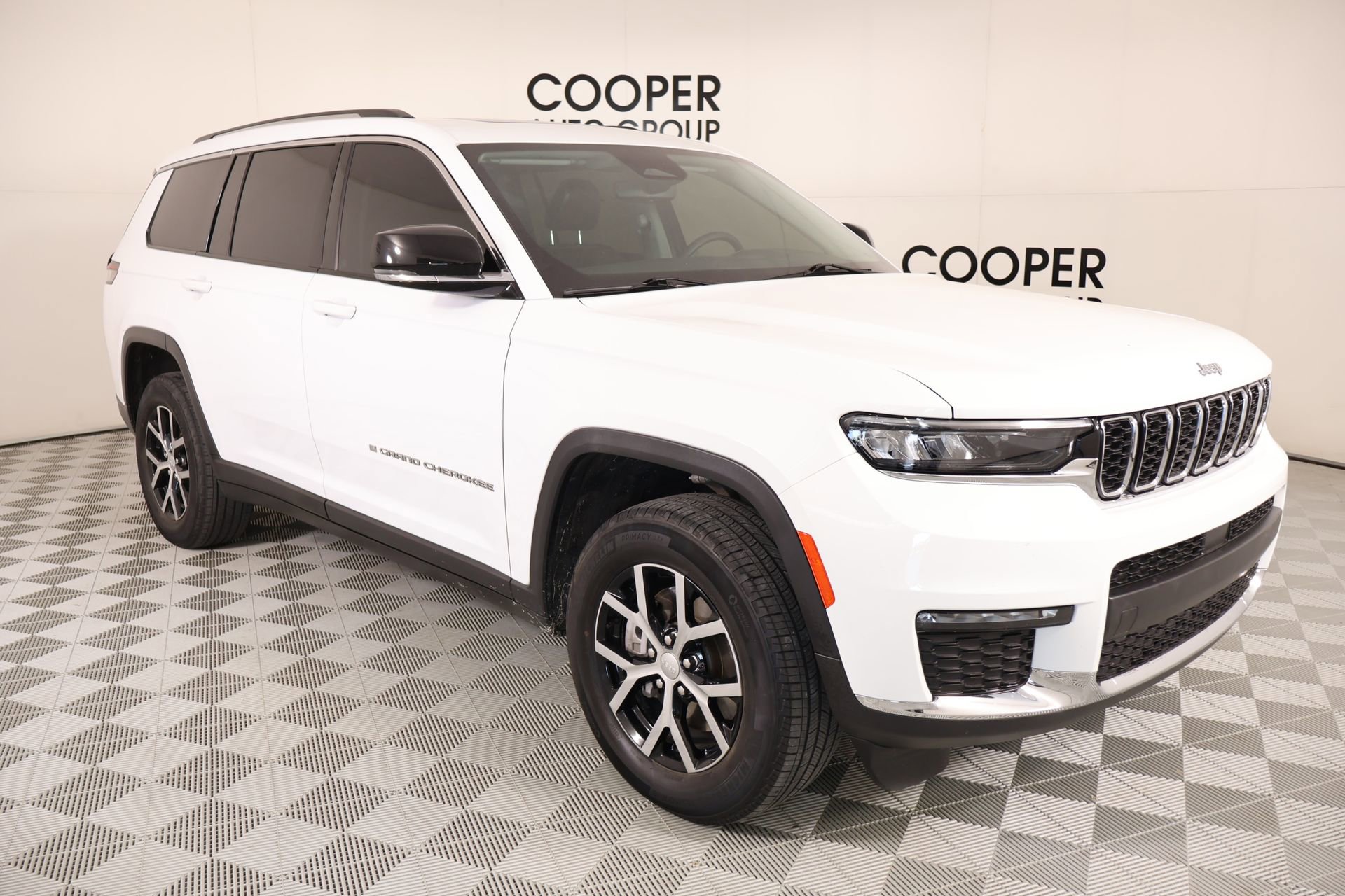 Used 2023 Jeep Grand Cherokee L Limited AWD/4WD image 1
