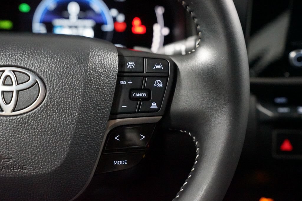 Used 2025 Toyota Camry SE FWD image 13