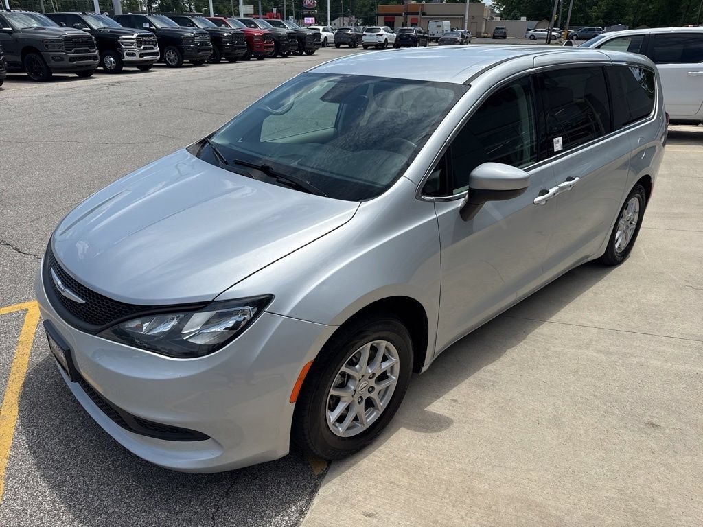Used 2023 Chrysler Voyager LX FWD image 11