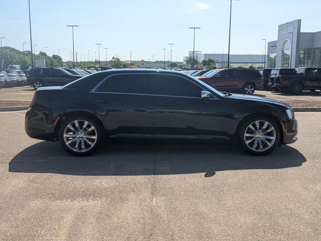 Used 2019 Chrysler 300 Touring w/ Chrome Appearance Package RWD image 6