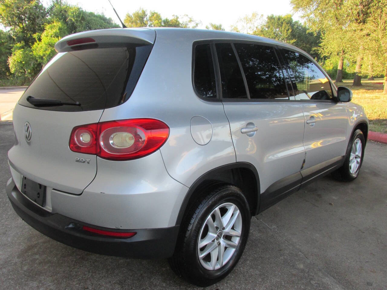 Used 2011 Volkswagen Tiguan S image 7