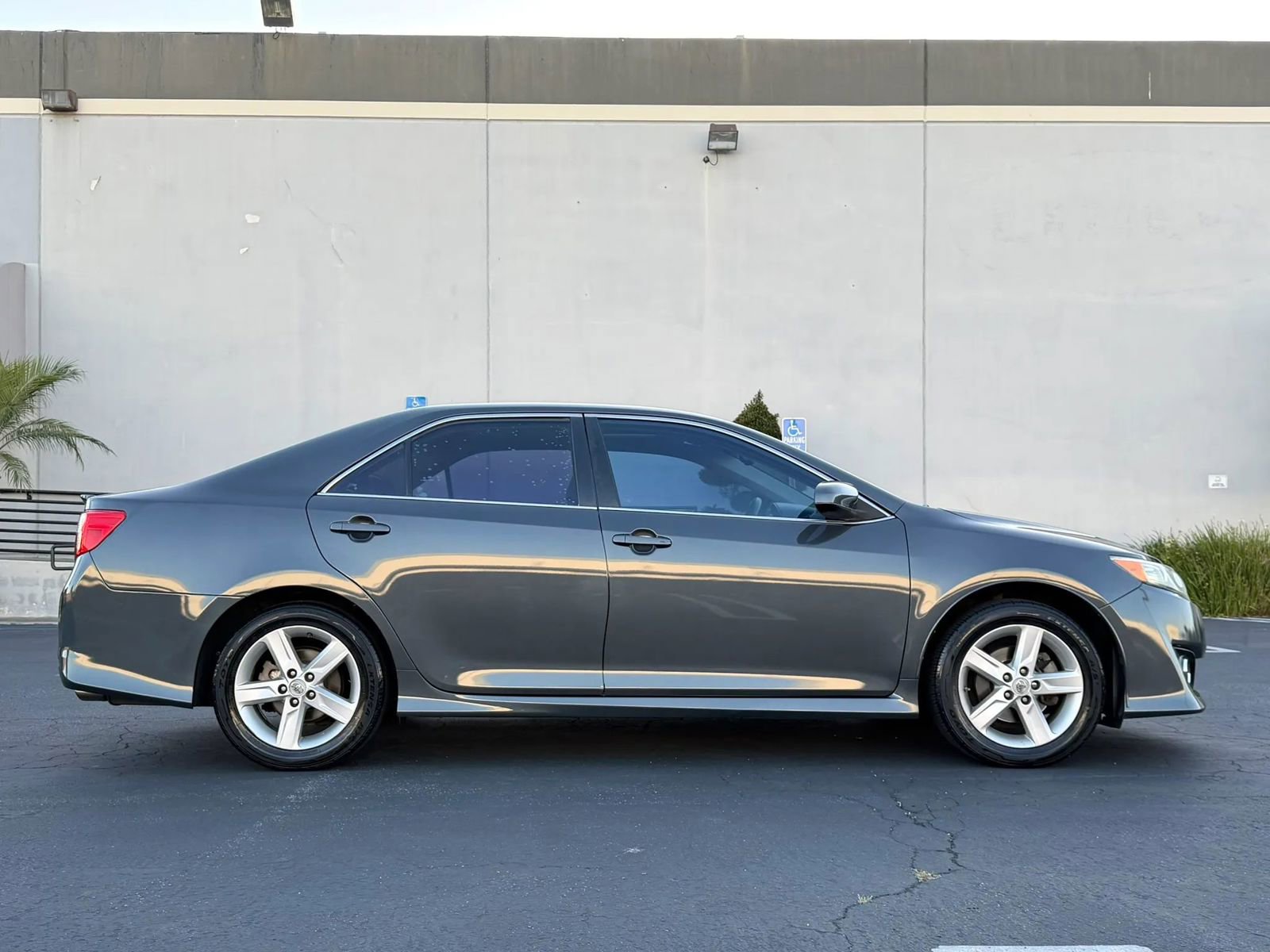 Used 2012 Toyota Camry SE w/ Leather Pkg FWD image 3
