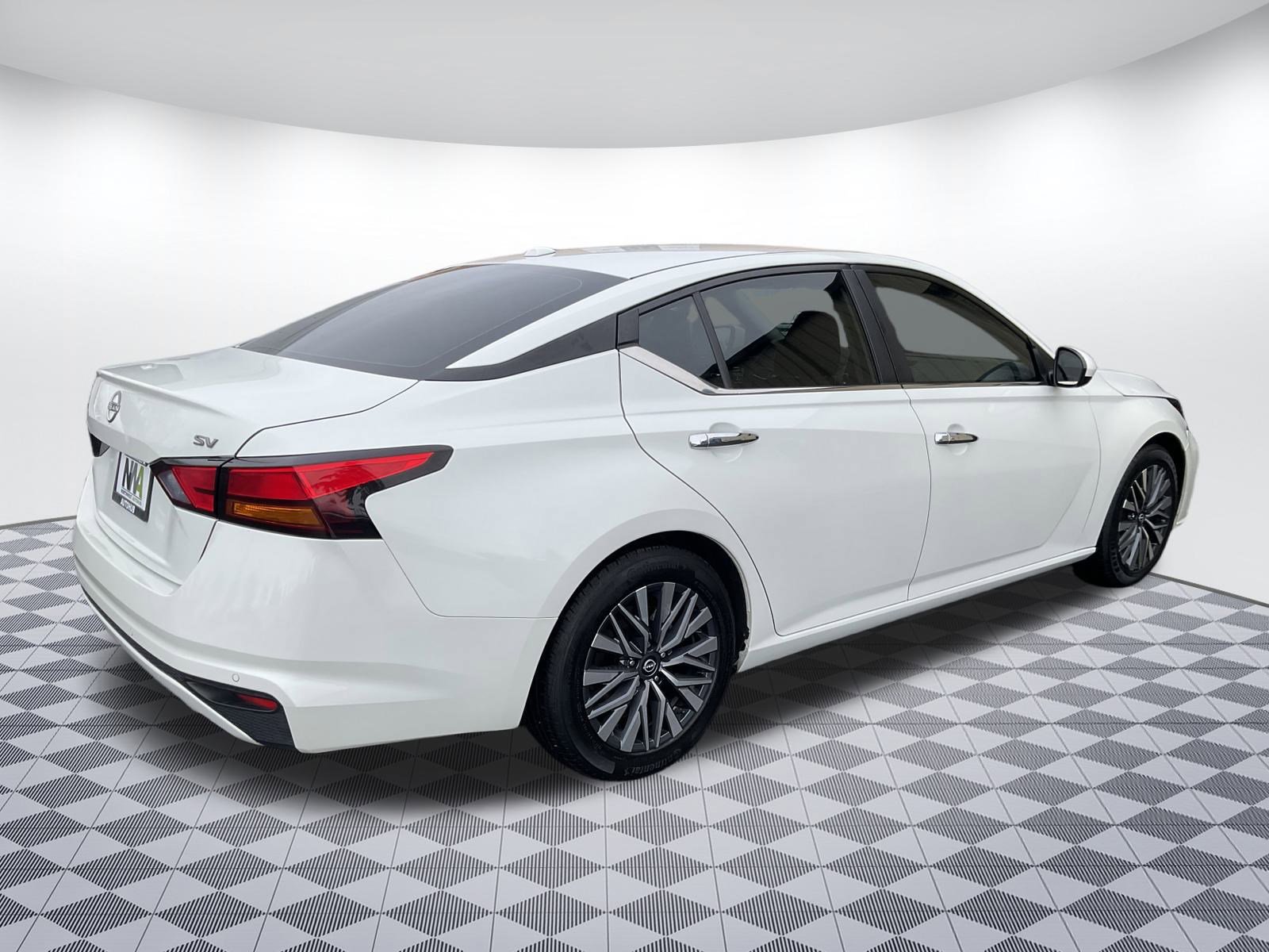 Used 2023 Nissan Altima 2.5 SV w/ SV Premium Package image 3