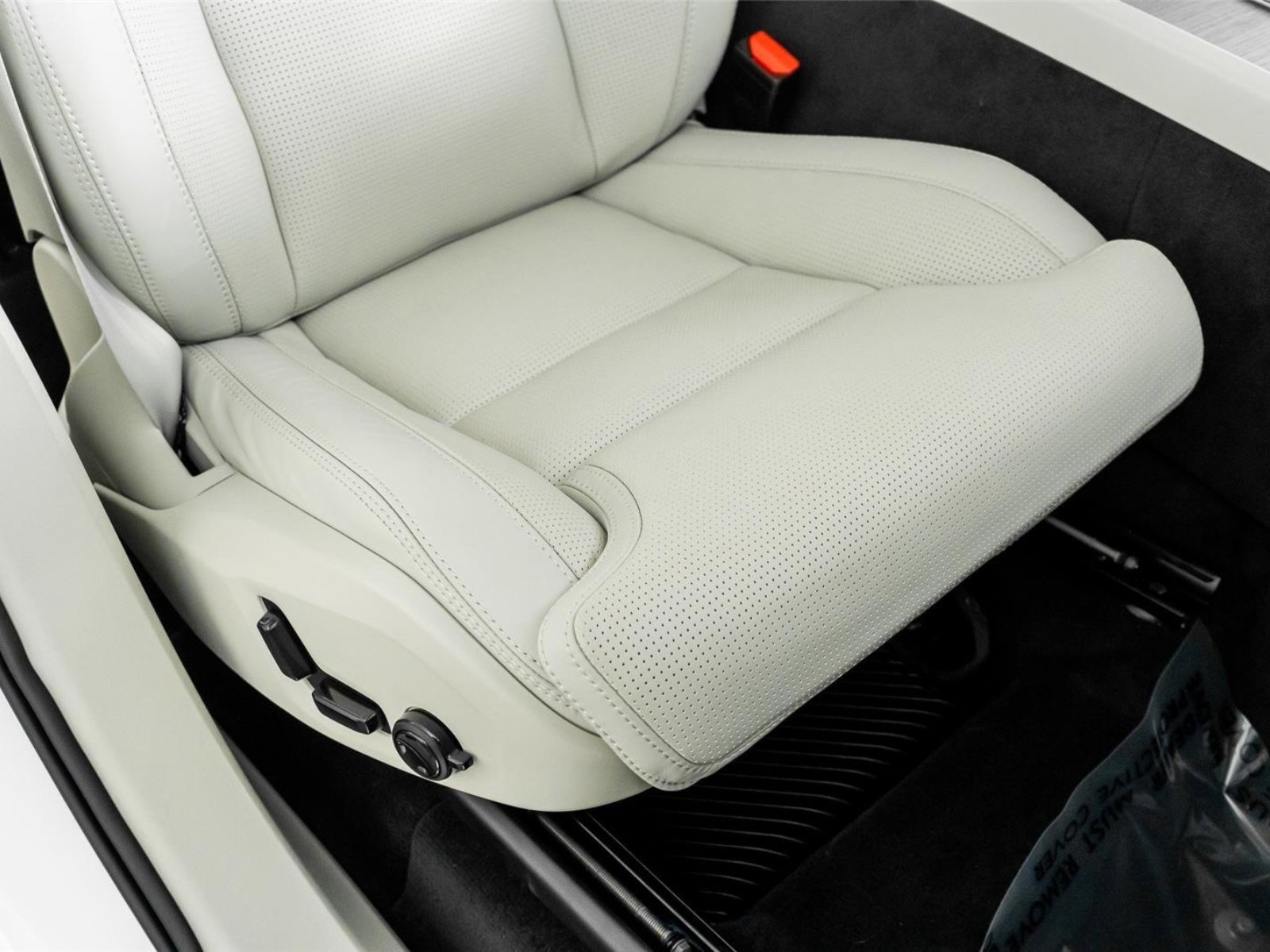 Used 2025 Volvo XC90 B6 Ultra w/ Protection Package Premier image 35