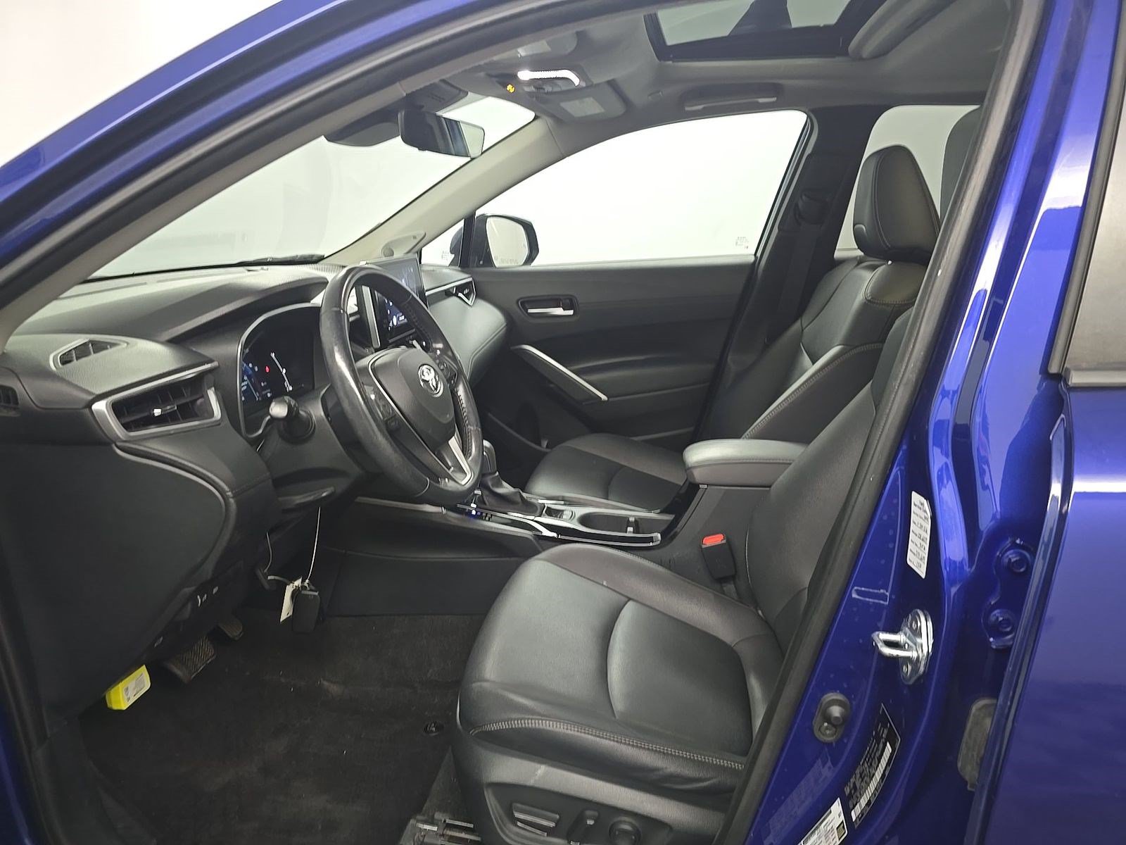 Used 2023 Toyota Corolla Cross XLE w/ Convenience Package FWD image 7