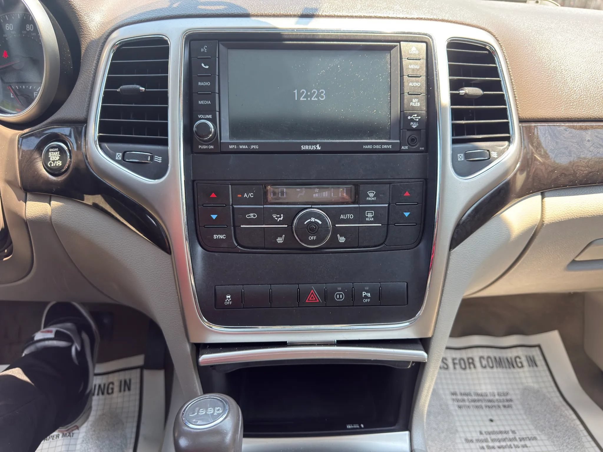 Used 2011 Jeep Grand Cherokee Laredo AWD/4WD image 27