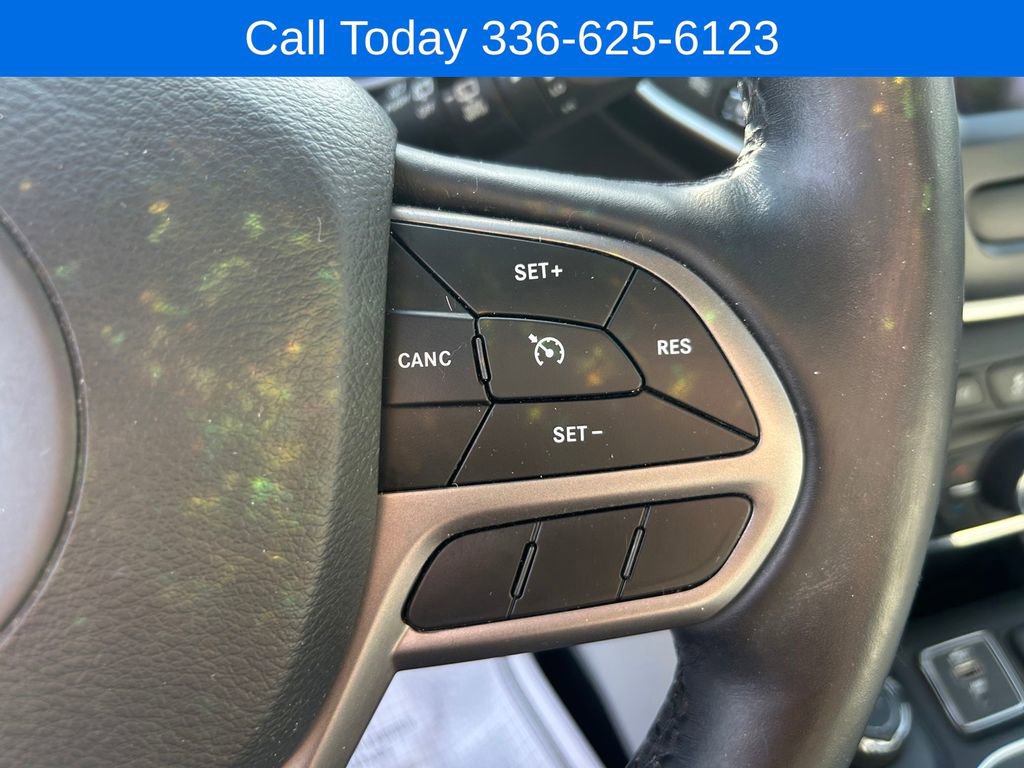 Used 2021 Jeep Cherokee Latitude Lux w/ Comfort/Convenience Group AWD/4WD image 19