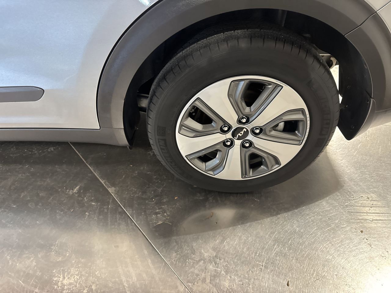 Certified 2022 Kia Niro LX image 12