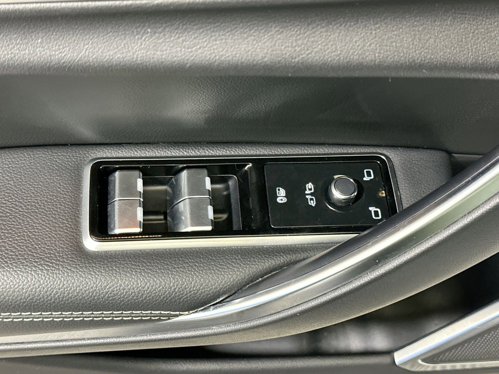 Used 2022 Jaguar XF R-Dynamic SE image 16