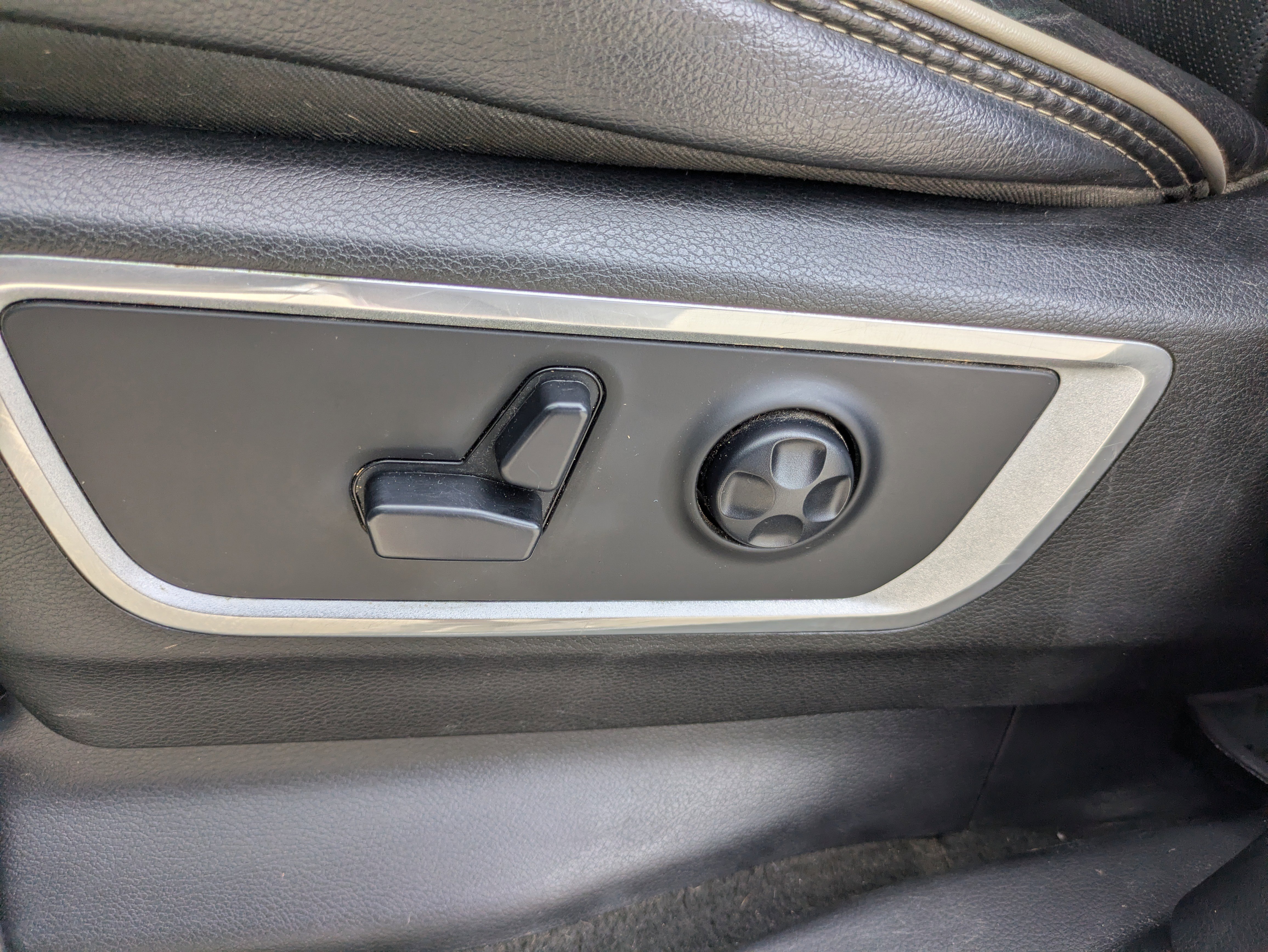 Used 2020 RAM 1500 Laramie w/ Sport Appearance Package image 9