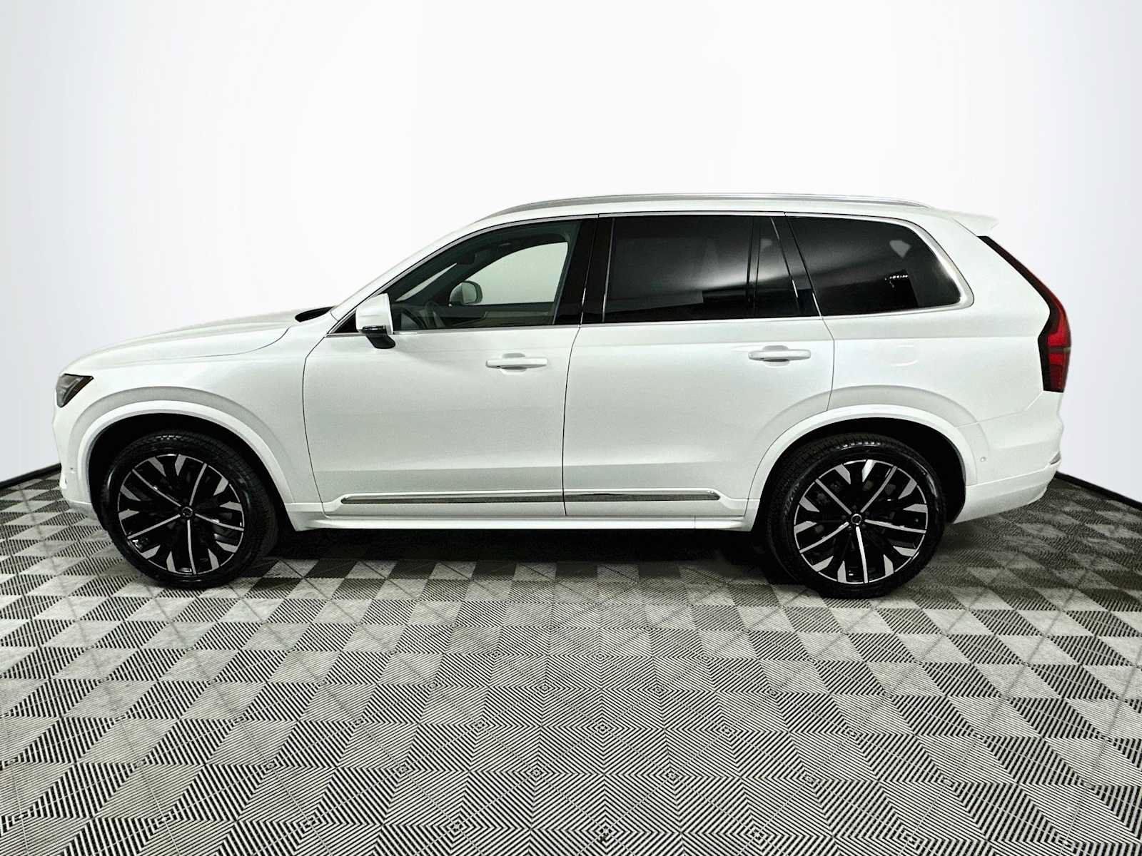 New 2026 Volvo XC90 B6 Plus w/ Protection Package AWD/4WD image 4