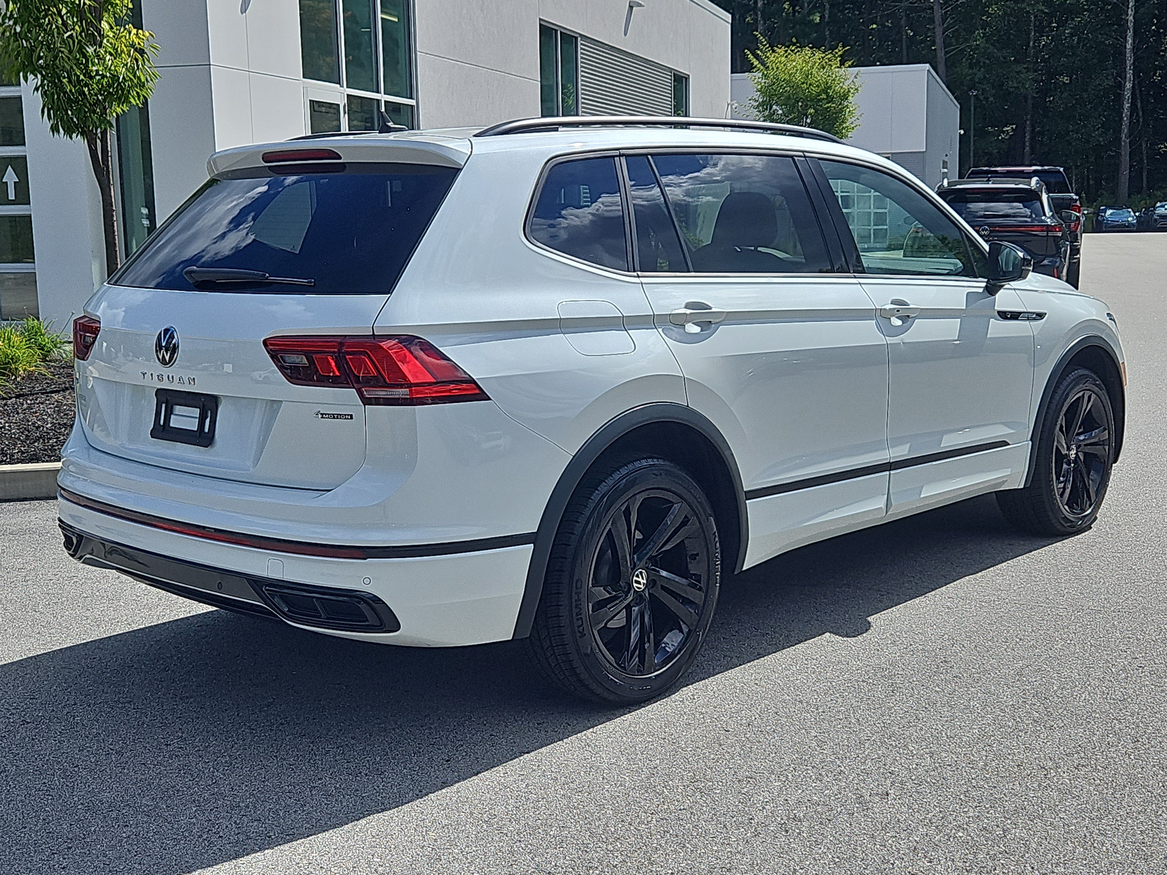 Certified 2024 Volkswagen Tiguan SE R-Line AWD/4WD image 3