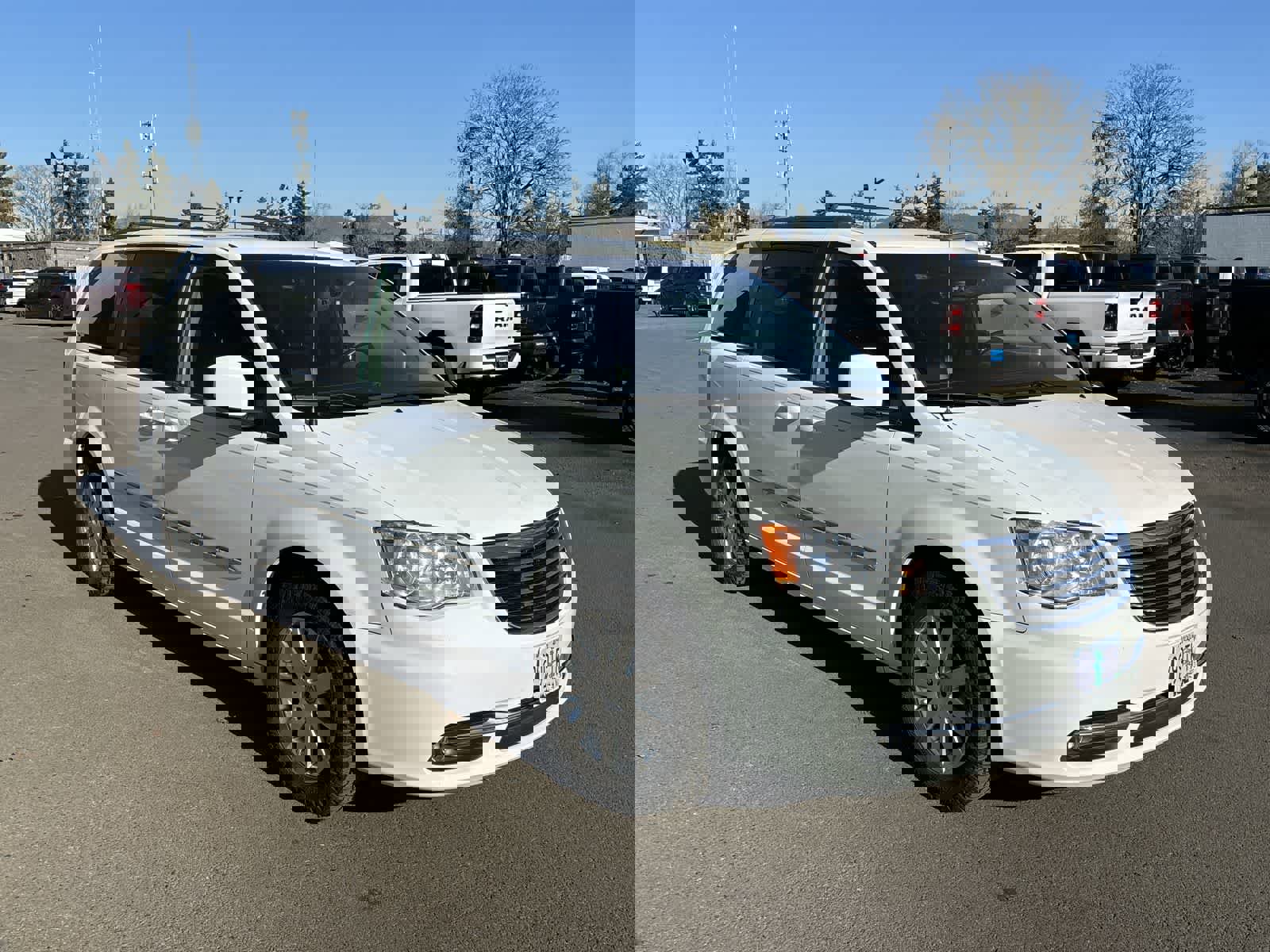 Used 2016 Chrysler Town & Country Touring image 5