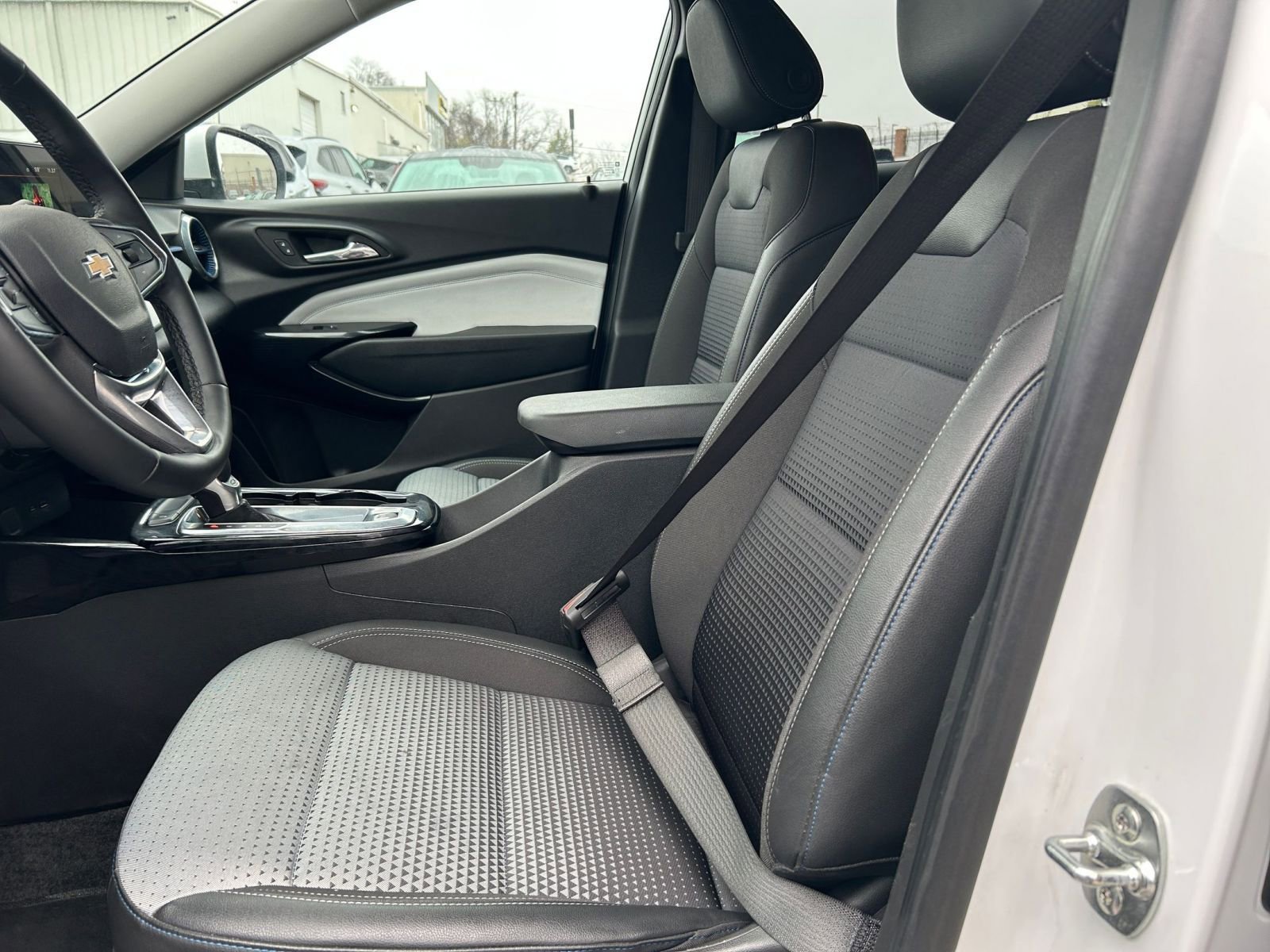 Used 2025 Chevrolet Trax LT w/ LT Convenience Package image 22