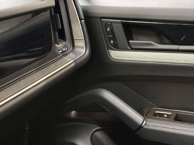 Used 2025 Porsche Cayenne AWD/4WD image 27