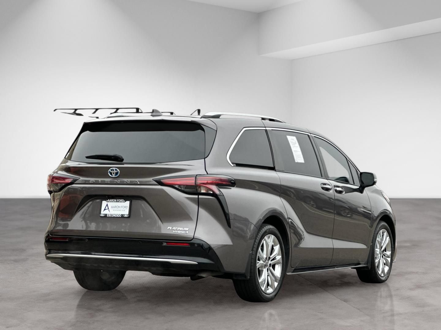 Used 2023 Toyota Sienna Platinum FWD image 7