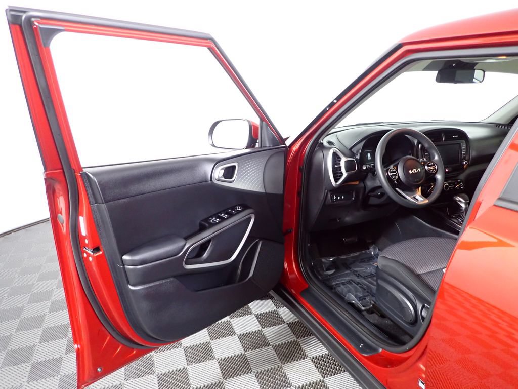 Used 2025 Kia Soul LX FWD image 17
