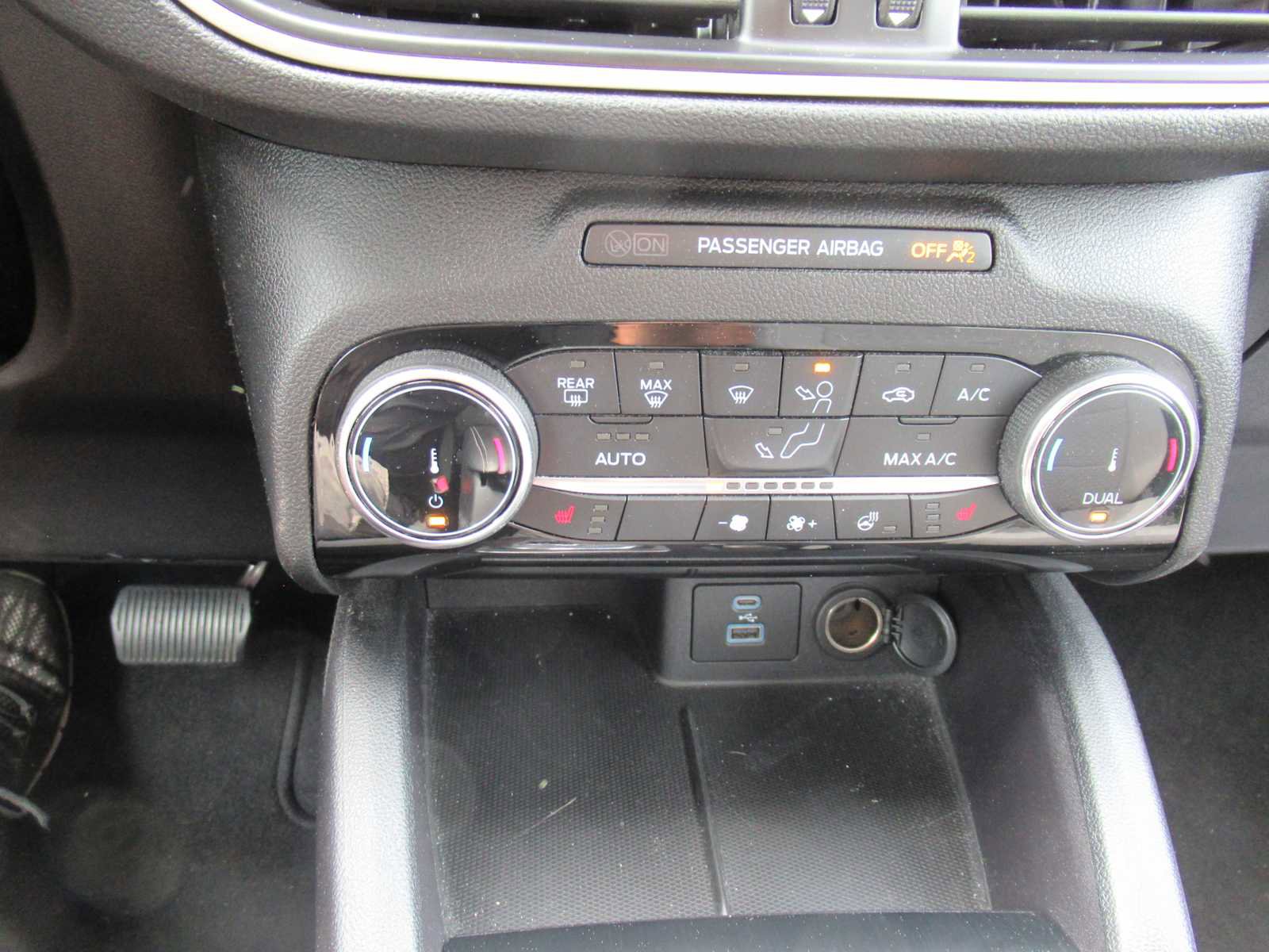 Used 2022 Ford Escape SE w/ SE Sport Appearance Package image 26