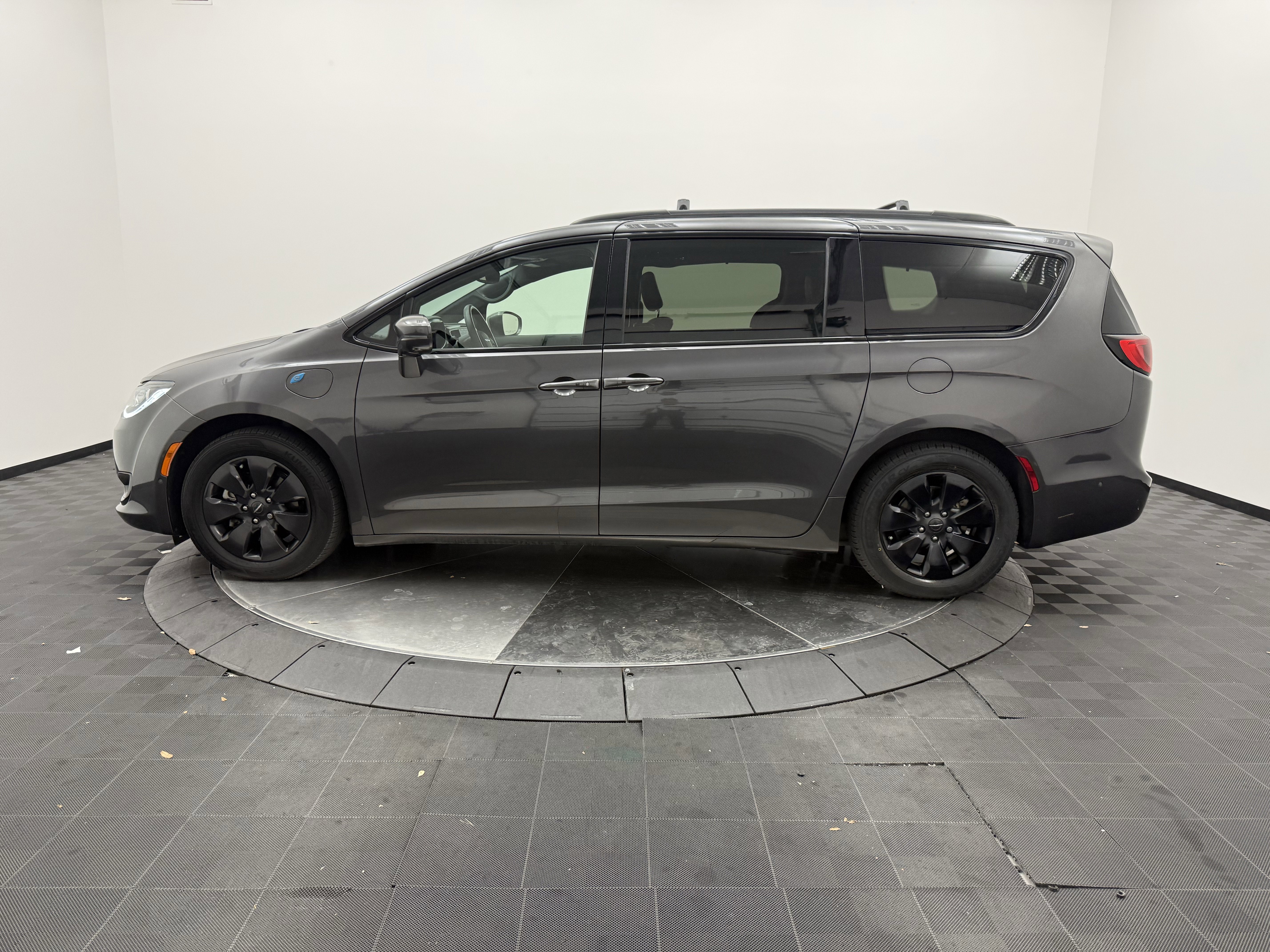 Used 2020 Chrysler Pacifica Limited w/ Advanced Safetytec Group FWD image 4