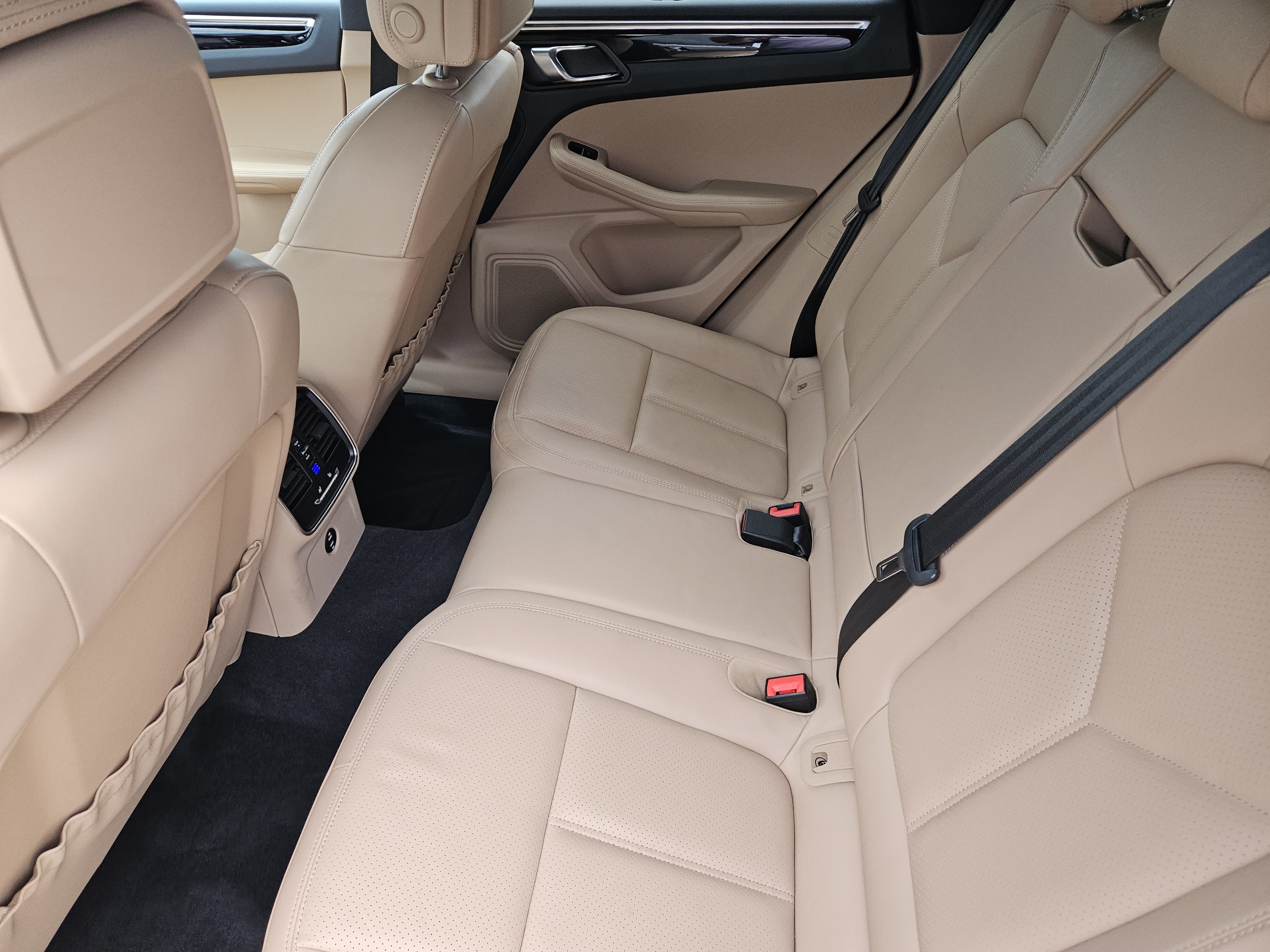 Certified 2023 Porsche Macan Turbo AWD/4WD image 28