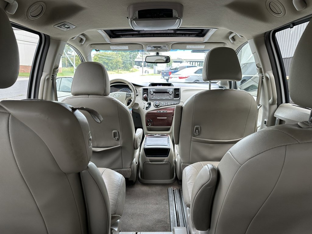Used 2013 Toyota Sienna XLE image 35