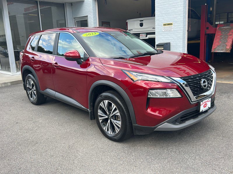 Used 2023 Nissan Rogue SV image 2